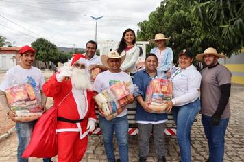 Prefeitura entrega kits natalinos a população